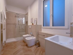 Deluxe Triple Room, Patio, Courtyard View | Bathroom - In Corte - Rooms in Florence (Firenze)