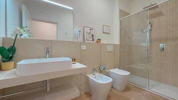 Comfort Triple Room, Patio | Bathroom