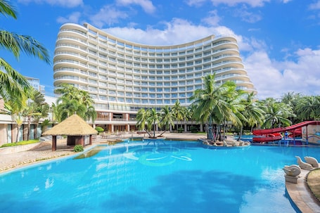 Una piscina al aire libre. Grand Soluxe Hotel & Resort Sanya