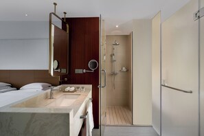 Eenvoudige kamer, 1 twee- of 2 eenpersoonsbedden, balkon, uitzicht op heuvels | Badkamer