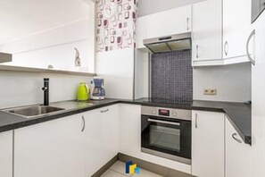 Fridge, microwave, oven, stovetop - Blankenberge Coastal Escape for 5 (Blankenberge)