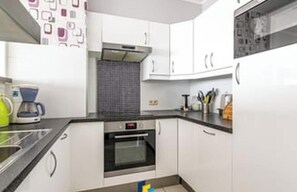 Kühlschrank, Mikrowelle, Ofen, Herdplatte