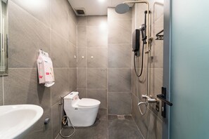 Shower, hair dryer, towels, soap - Cute D1 Hideaway - Rooftop - Walk to Bui Vien 8 mins (Thành phố Hồ Chí Minh)