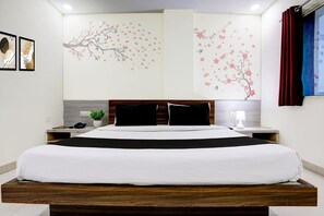 1 Schlafzimmer, Schreibtisch, Bettwäsche