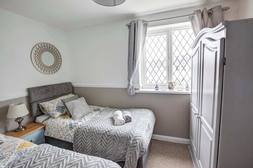 Poachers Cottage - 3 Bedroom Cottage - Ivy Towers