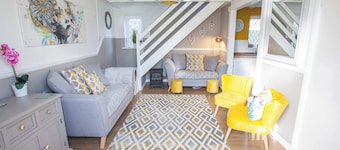 Poachers Cottage - 3 Bedroom Cottage - Ivy Towers