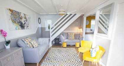 Poachers Cottage - 3 Bedroom Cottage - Ivy Towers