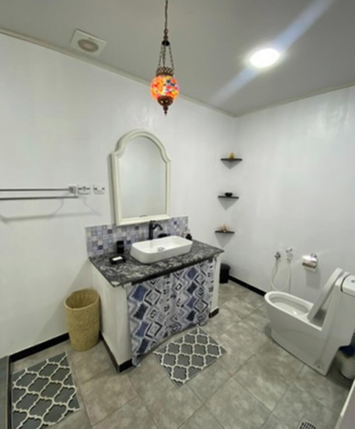 Ducha, secador de pelo, toallas, jabón