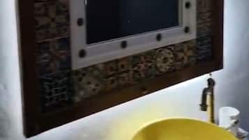 Douche, sĂšche-cheveux, serviettes fournies, savon