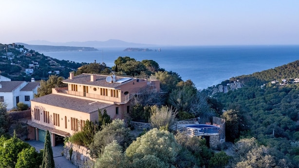 A coastal property with a large house, a swimming pool, and views of the sea and distant islands. - Anahuacal-li on the hilltop over the sea (Begur)