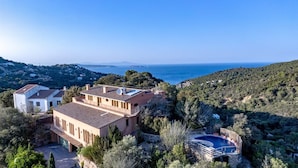 A coastal property with a swimming pool, terraced gardens, and a view of the sea. - Anahuacal-li on the hilltop over the sea (Begur)
