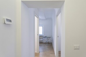 Ein Flur mit Essbereich, Thermostat und Lichtschalter.