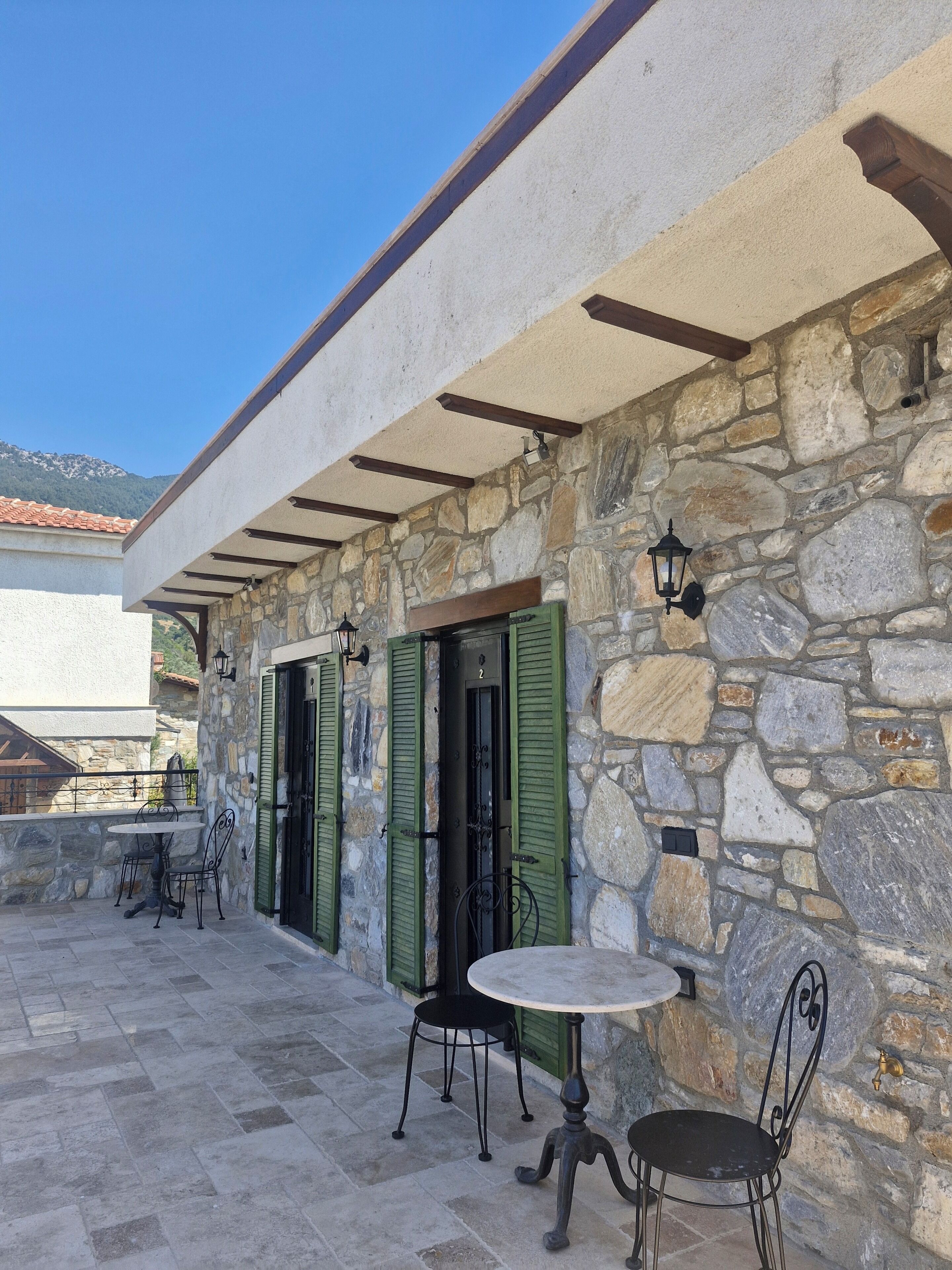 Chambre Double, vue vallée | Restauration extérieure