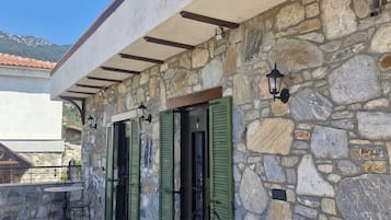 Chambre Double, vue vallée | Restauration extérieure