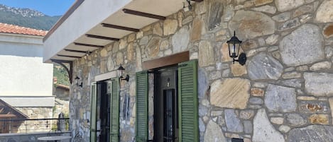 Habitación doble, vista al valle | Restaurante al aire libre