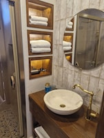 Quarto casal, vista para o vale | Banheiro | Chuveiro, chuveiro com efeito de chuva, secador de cabelo, chinelos