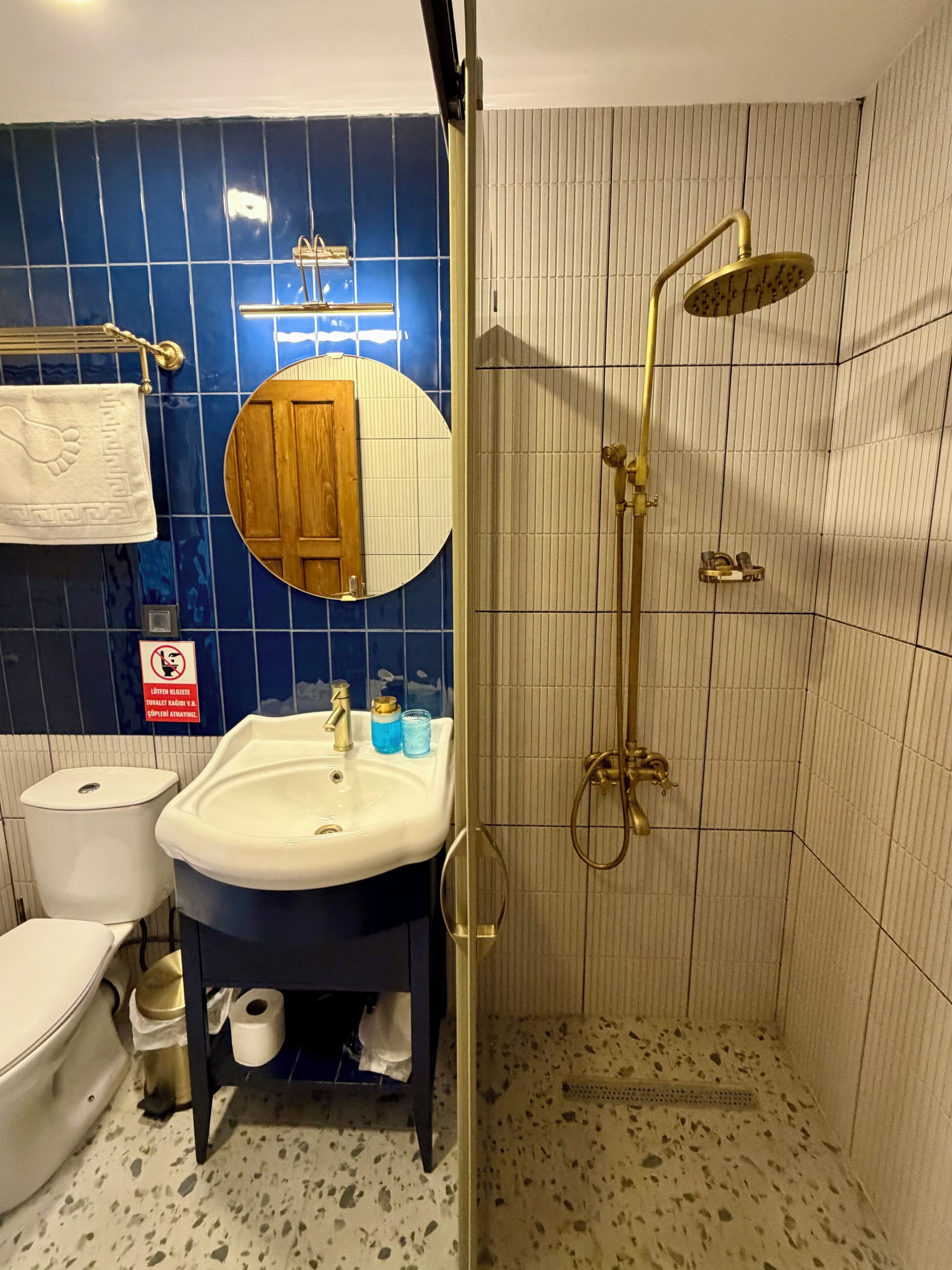 Deluxe Suite | Bathroom | Shower, rainfall showerhead, hair dryer, slippers