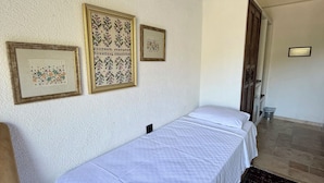 A room with a bed, a chair, and a rug. There are framed pictures on the wall. - Bahab Plus Guest House (Söke)