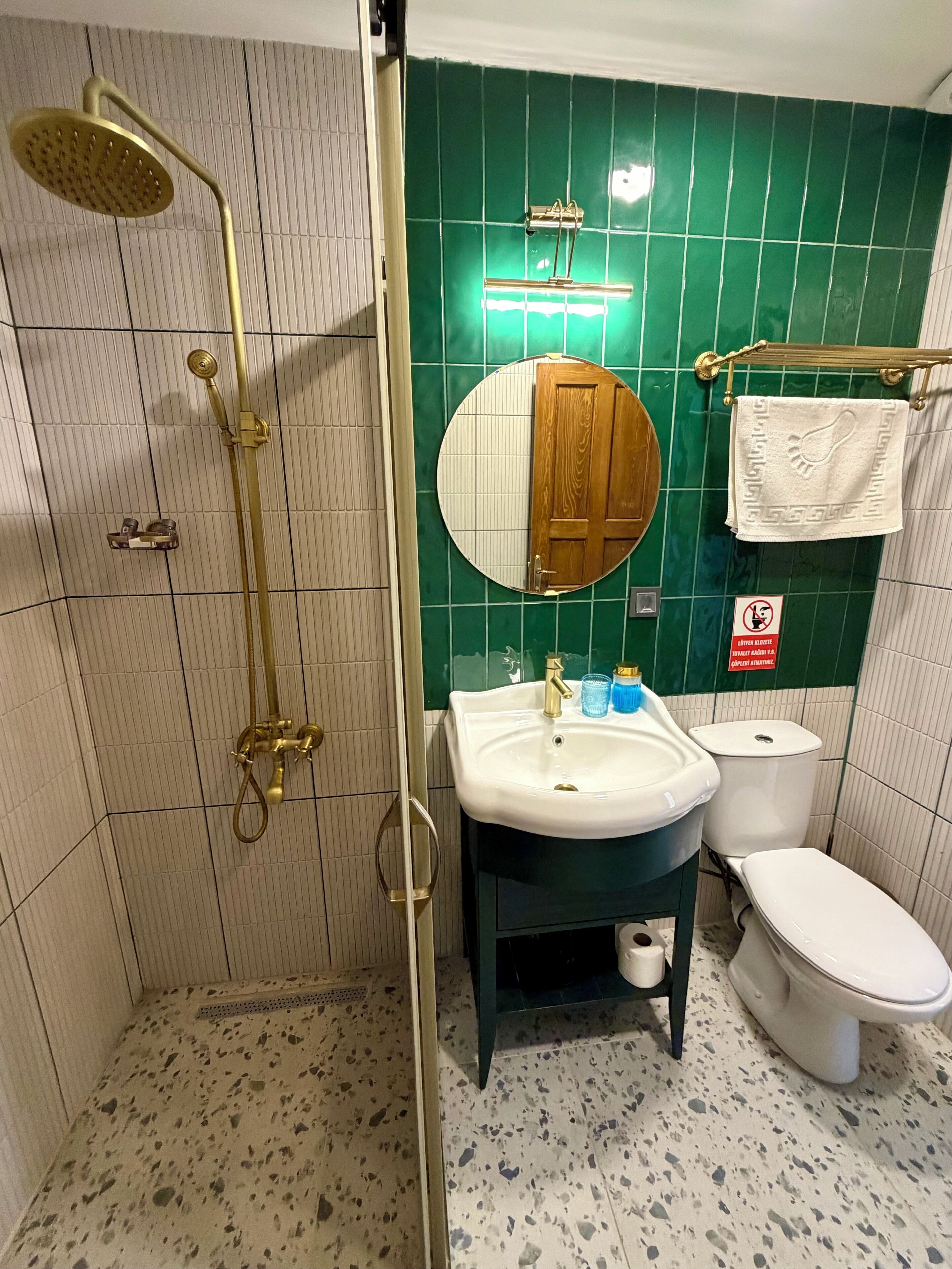 Suite Deluxe | Baño | Ducha, cabezal de ducha tipo lluvia, secador de pelo y zapatillas