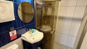 Ducha, cabezal de ducha tipo lluvia, secador de pelo, pantuflas