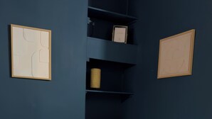 Et hotelværelse med en seng, puder, et blødt tæppe og en velkomsthilsen.