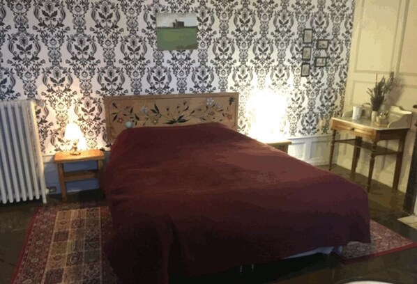 1 bedroom, iron/ironing board, internet, bed sheets