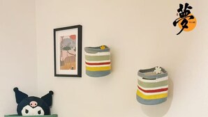 Ein Kinderspielbereich mit Schreibtisch, Spielzeug und Aufbewahrungsbehältern.