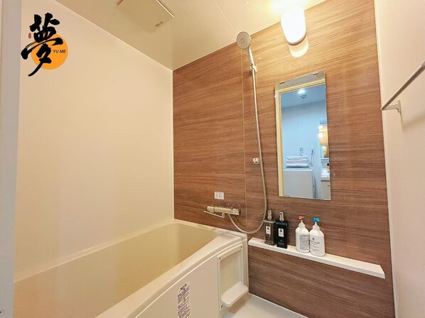 Haartrockner, Handtücher, Seife, Toilettenpapier