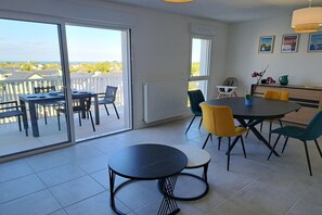 Dining - Sea View Family Stay in Plouarzel (Plouarzel)