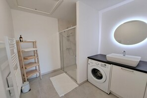 Shower - Sea View Family Stay in Plouarzel (Plouarzel)