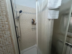 Asciugacapelli, bidet, asciugamani, sapone