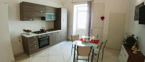 Refrigerador, horno, placa de cocina, cafetera/tetera