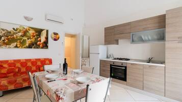 Coffee/tea maker, fridge, oven, stovetop