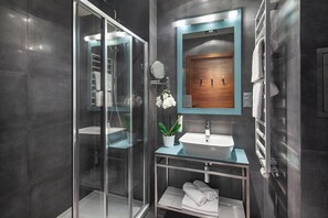 Habitación, 1 cama de matrimonio grande | Ropa de cama hipoalergénica y sistema de insonorización