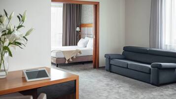 Standard Apartment | Hypo-allergenic bedding, soundproofing, iron/ironing board, free WiFi