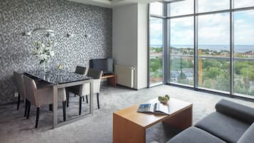 Apartment, 1 King Bed with Sofa bed | Hypo-allergenic bedding, soundproofing, iron/ironing board, free WiFi