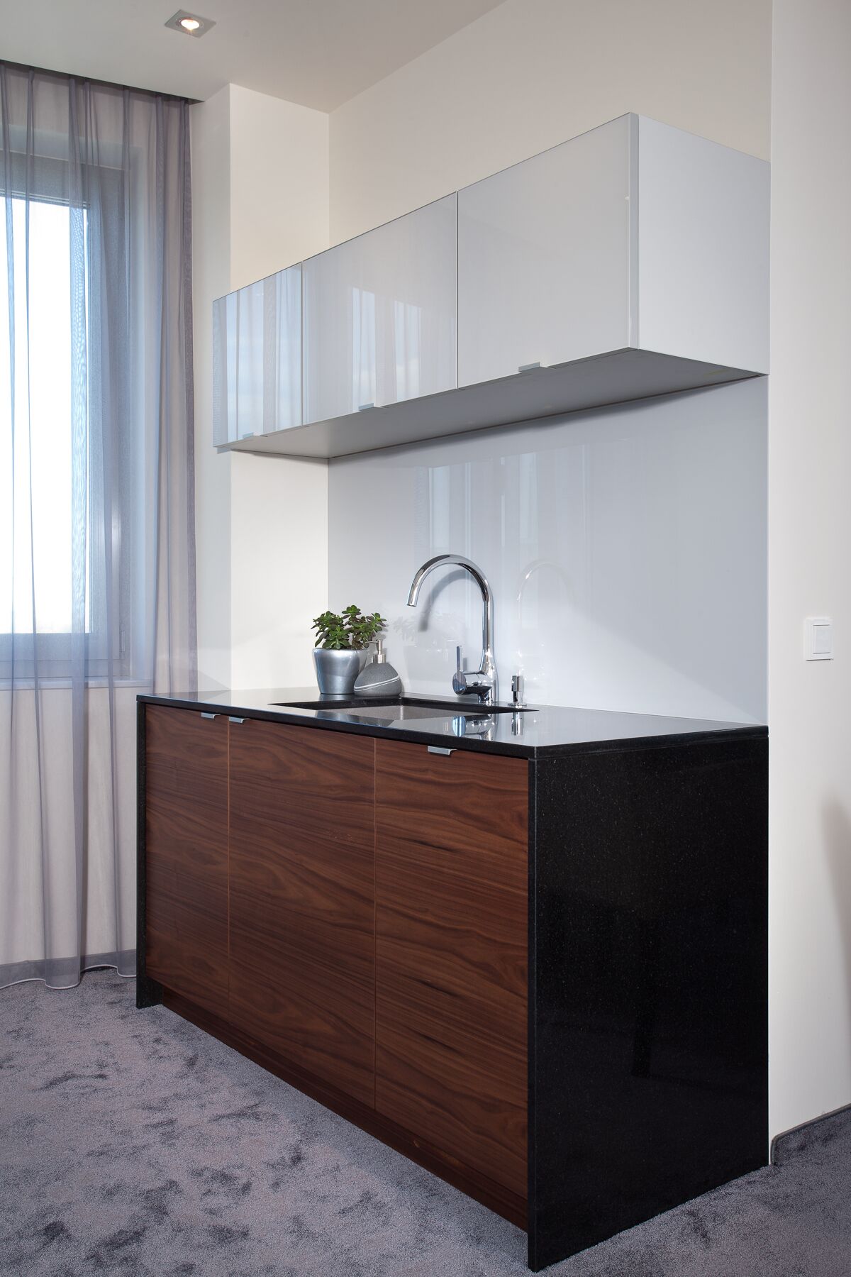 Refrigerador, microondas, placa de cocina, utensilios de cocina