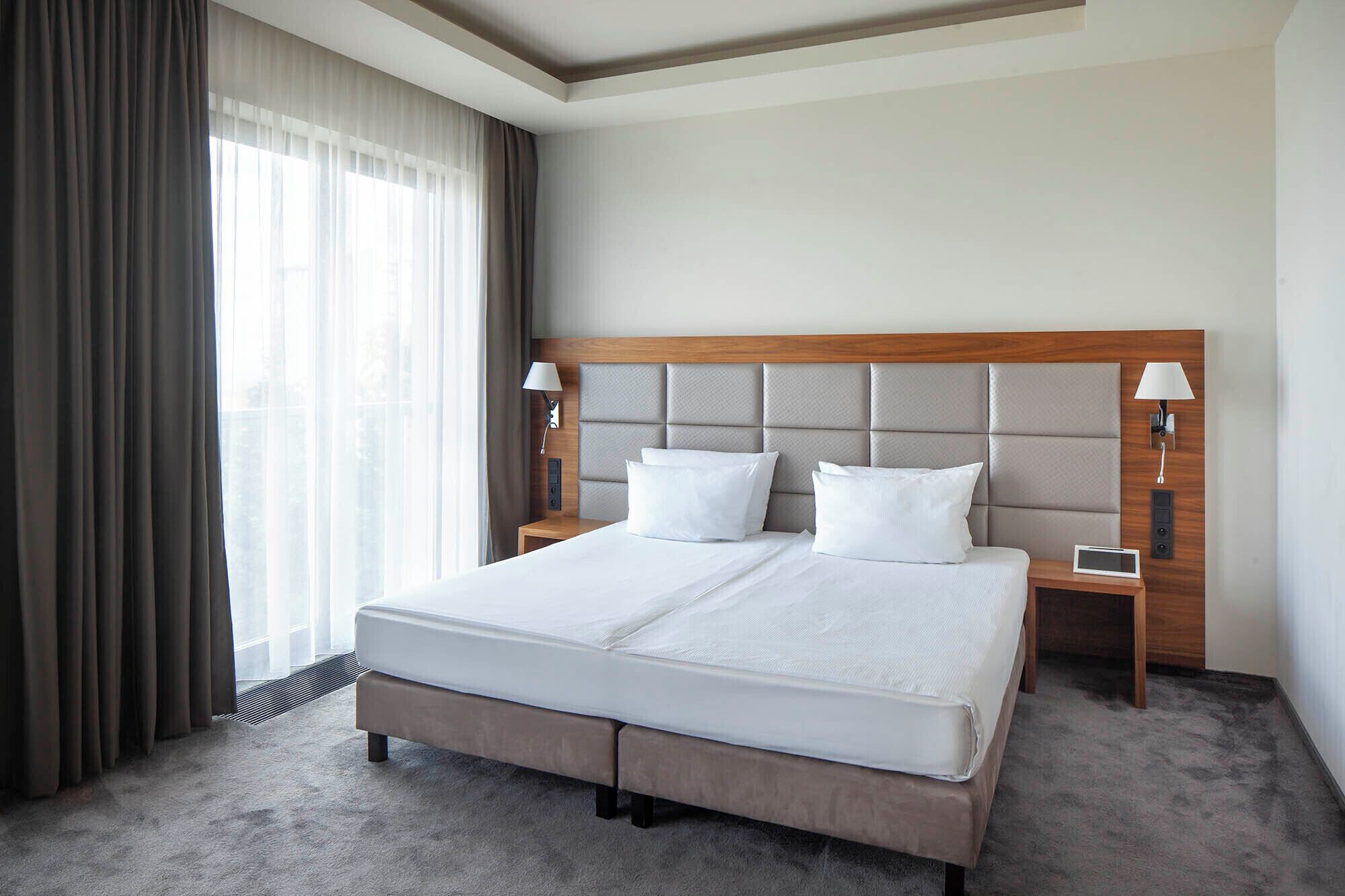 Deluxe Room, Garden View | Hypo-allergenic bedding, soundproofing, iron/ironing board, free WiFi