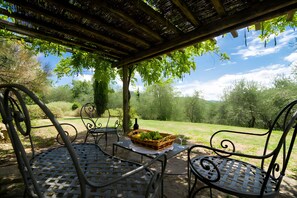 Terrace/patio - Ancient Medieval Tower with Pool and Florence Views (Pontassieve)