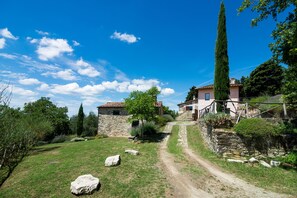 Property grounds - Ancient Medieval Tower with Pool and Florence Views (Pontassieve)