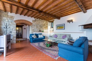 TV, fireplace, ping pong - Ancient Medieval Tower with Pool and Florence Views (Pontassieve)