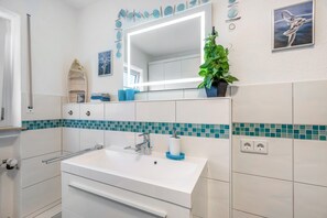 Douche, sèche-cheveux, serviettes fournies