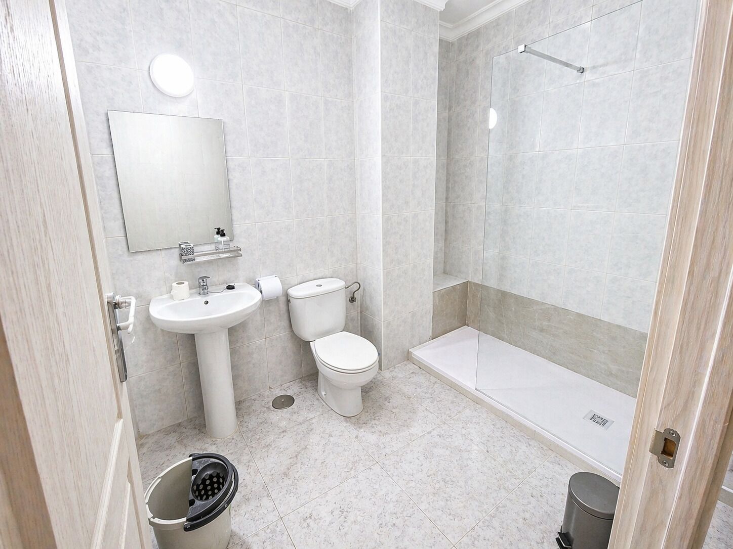 Een badkamer met een wastafel, toilet en douche.