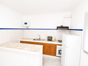 Kühlschrank, Mikrowelle, Wasserkocher mit Kaffee-/Teezubehör, Toaster