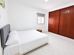 1 habitación, tabla de planchar con plancha y ropa de cama 