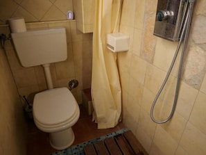 Habitación cuádruple | Baño | Regadera, amenidades de baño gratuitas, secadora de cabello, toallas