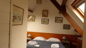 A bedroom with a bed, two bedside tables, a hanging light fixture, and framed pictures on the wall. - Family home on the Breton Crozon Peninsula, dogs welcome, view on the sea (Lanvéoc)
