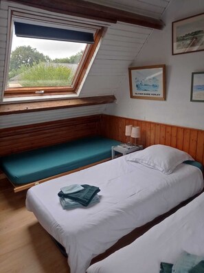 3 bedrooms, travel crib, WiFi (free), bed sheets - Family home on the Breton Crozon Peninsula, dogs welcome, view on the sea (Lanvéoc)