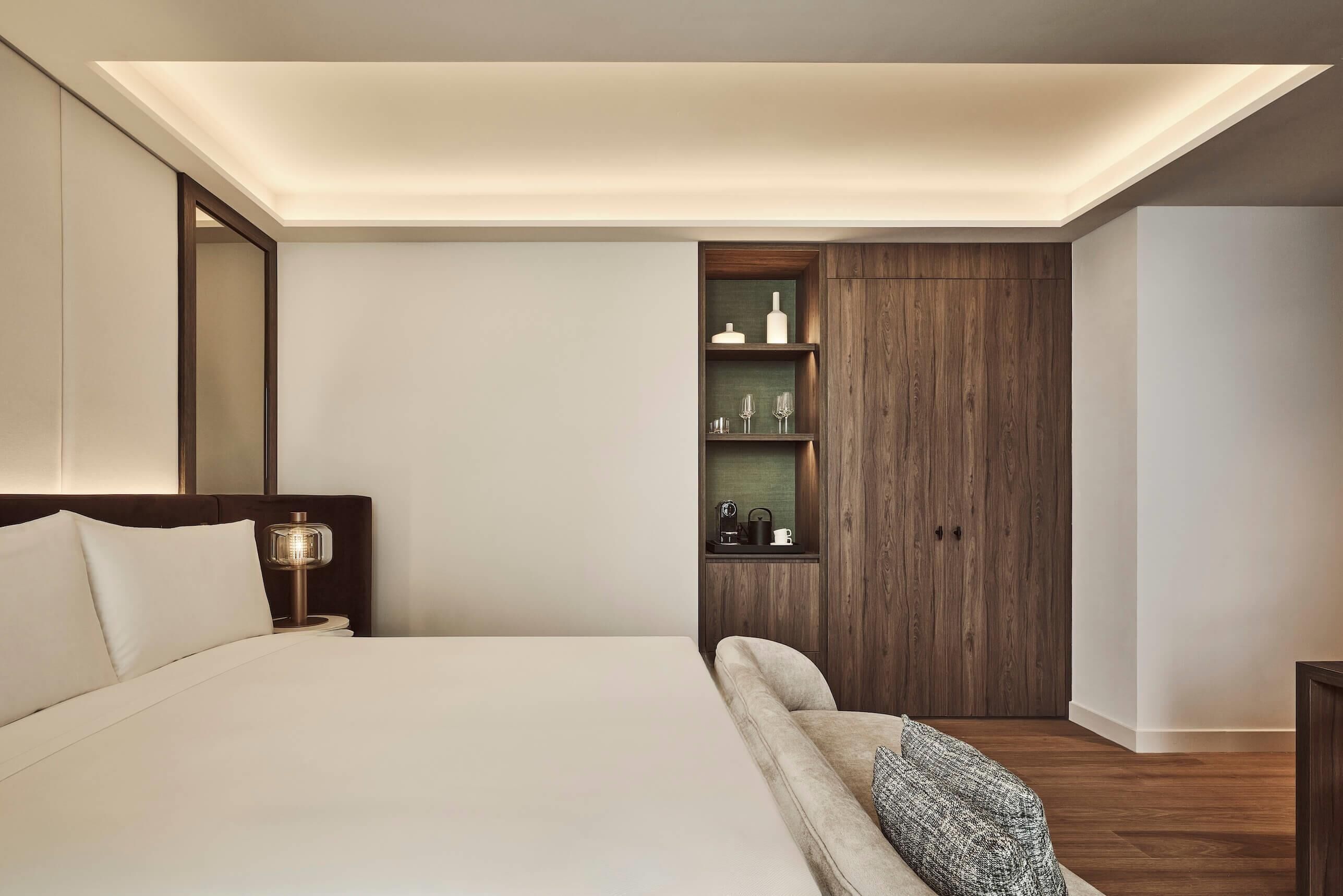 Deluxe Room | Premium bedding, down duvets, pillow-top beds, minibar