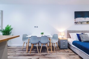 Classic Apartment, 1 King Bed with Sofa bed | Dining - Binding House by Guestz (Hull)
